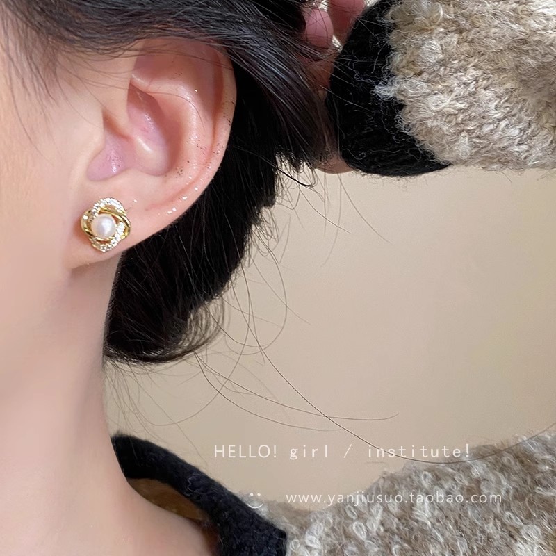 The new 2025 bestseller, the micro-inlaid zircon pearl stud earrings, exude a light luxury and high-end charm. They are small and exquisite French earrings Specification drawing