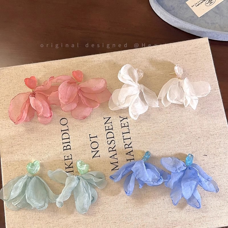 Seaside vacation style heart-shaped petal earrings, fairy-like, high-end and sweet stud earrings, round and square face slimming, elegant and stylish earrings details Picture