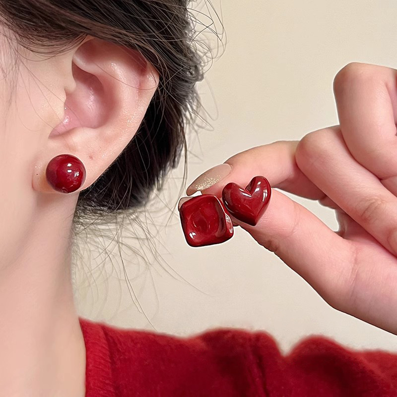The Ankela red pearl stud earrings exude a retro charm and a high-end feel for women. This is a new type of ear accessory with a light luxury design full figure