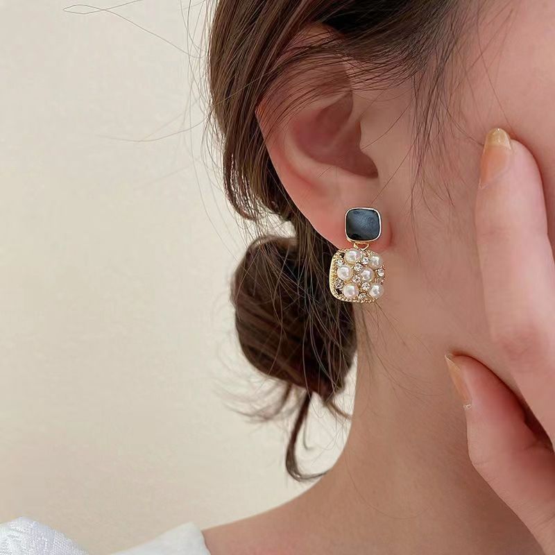 Korean square pearl earrings for women, retro Hong Kong style, hollowed-out style, high-end design sense, stud earrings Specification drawing