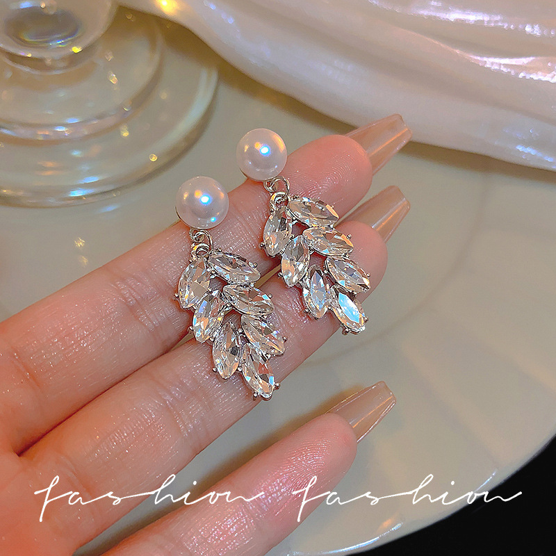 Tassel zircon leaf earrings for women, a light luxury and high-end pearl earpiece, a new bestseller accessory of Chanel in 2025 details Picture