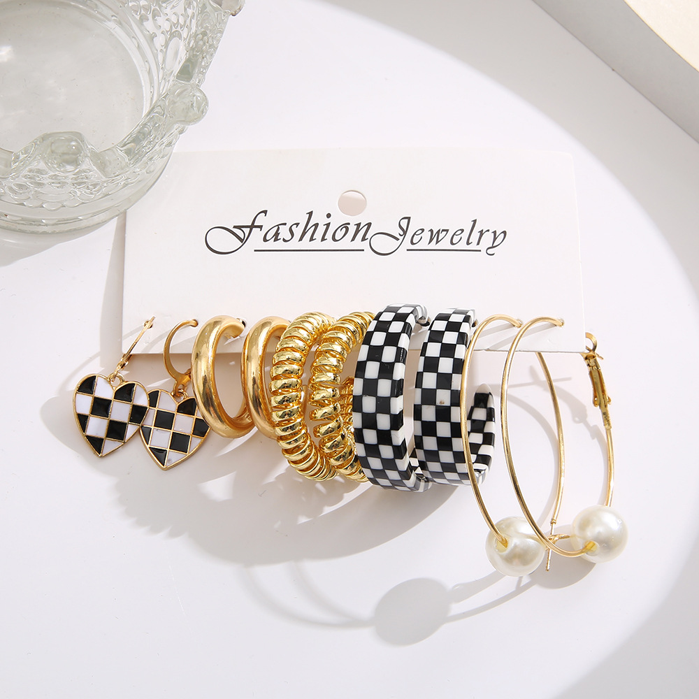European and American style metal ear rings, creative oil-dripping heart earrings and pendants, ins black and white checkerboard pattern earrings and pendants wholesale Application Scenario