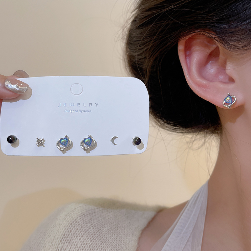A small and exquisite set of heart-shaped stud earrings for female students' daily commuting. A niche design and a versatile ear accessory for ear care Application Scenario