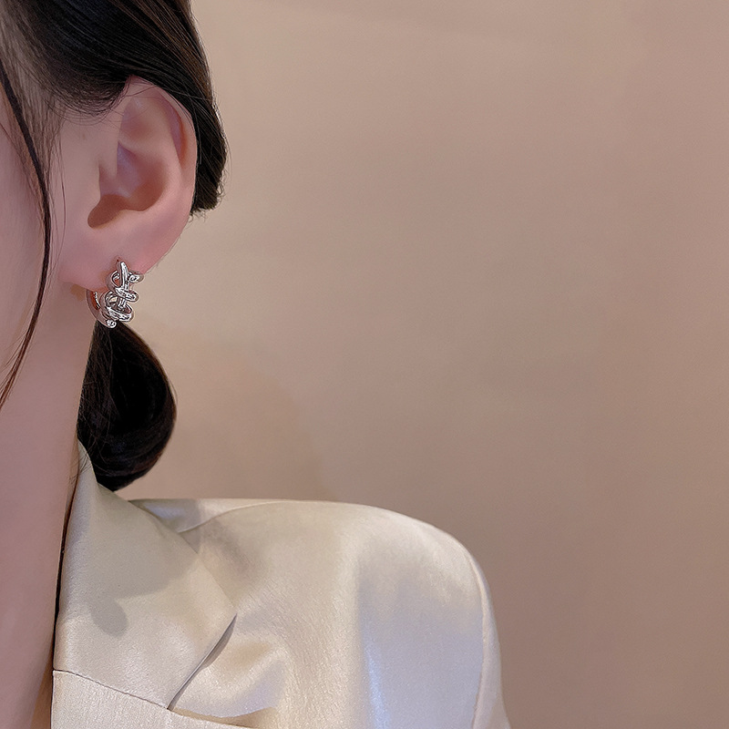 925 silver needle knotted plain loop ear buckles for women, simple and fashionable, cold style, niche and elegant earrings, internet-famous earrings, trendy Application Scenario