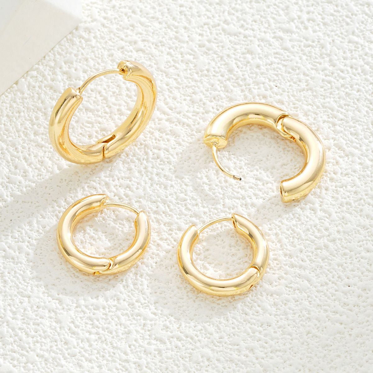A new set of 4-piece, simple and elegant round C-shaped alloy earrings from Europe and America, with bold and high-end female ear buckles and ear rings Application Scenario
