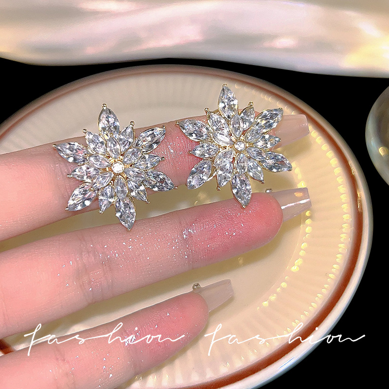 Super sparkling snowflake flower earrings, high-end, exquisite, fashionable and elegant. Stud earrings, personalized and versatile, with a sense of design. Wholesale of earrings full figure