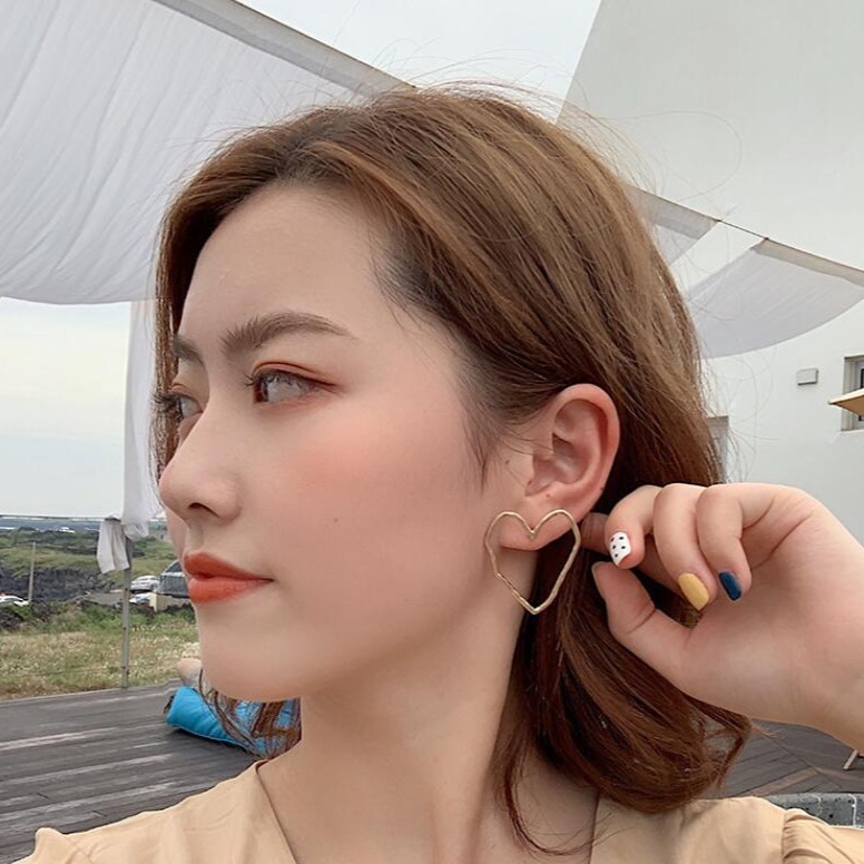 S925 Silver Needle, a new stylish irregular metal heart-shaped large stud earrings from Dongdaemun, South Korea, are versatile and fashionable details Picture