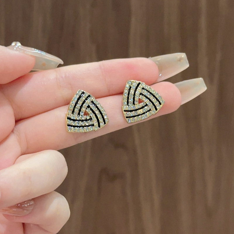 Korean retro and high-end triangular commuting, fashionable and elegant stud earrings and earrings wholesale for women full figure