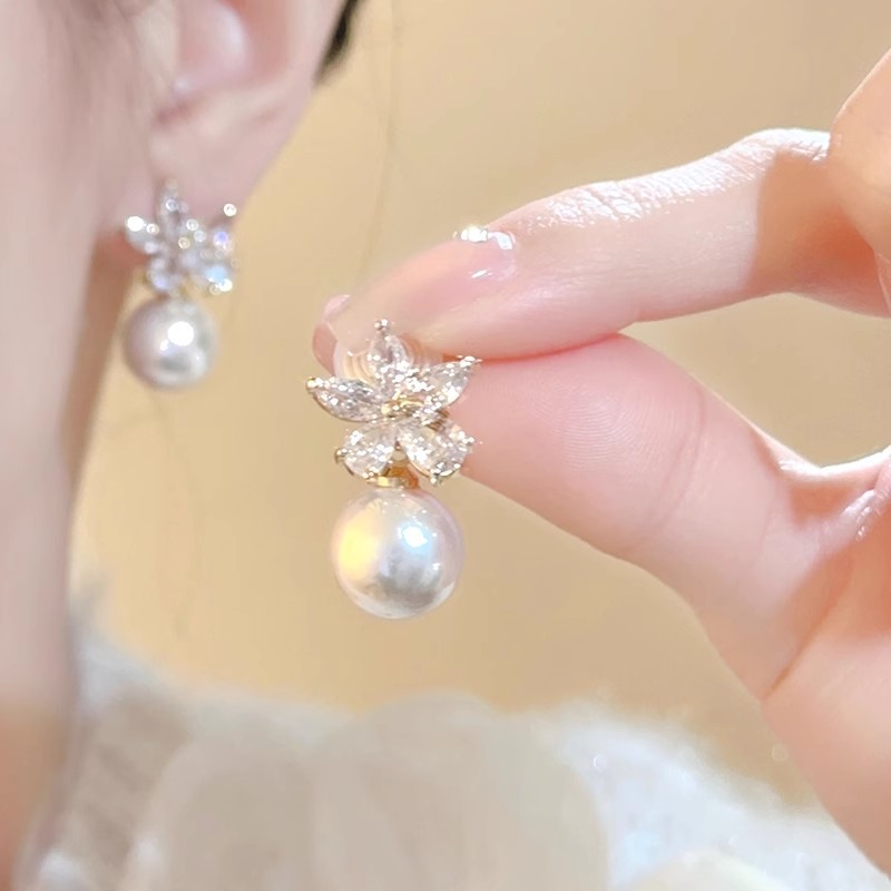 French light luxury shining sunflower pearl stud earrings, niche design, simple and exquisite, fashionable and high-end, versatile earrings Specification drawing