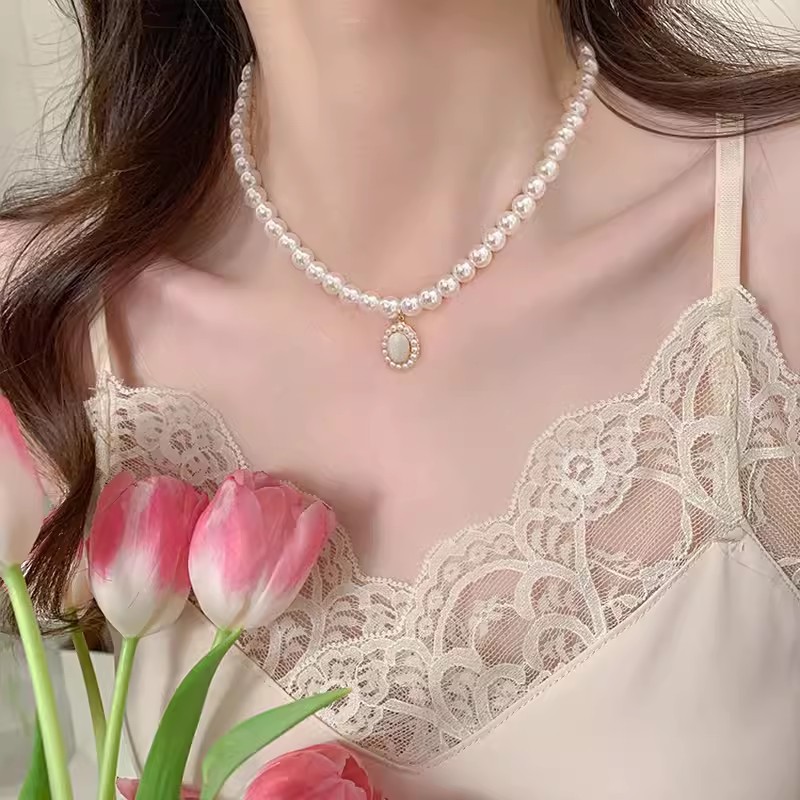 French retro cat's eye pearl necklace with a unique and high-end feminine charm, court-style neckchain, 2024 bestseller, collarbone chain trend Application Scenario