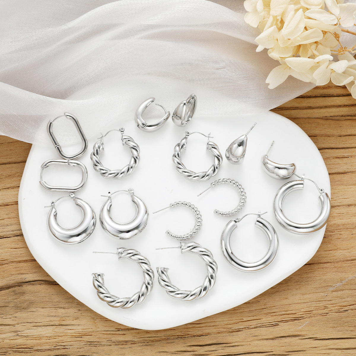 This is a popular cross-border bestseller from Europe and America. It features a simple and individual twist ear ring, a creative retro letter C-shaped metal chain earring for women Specification drawing