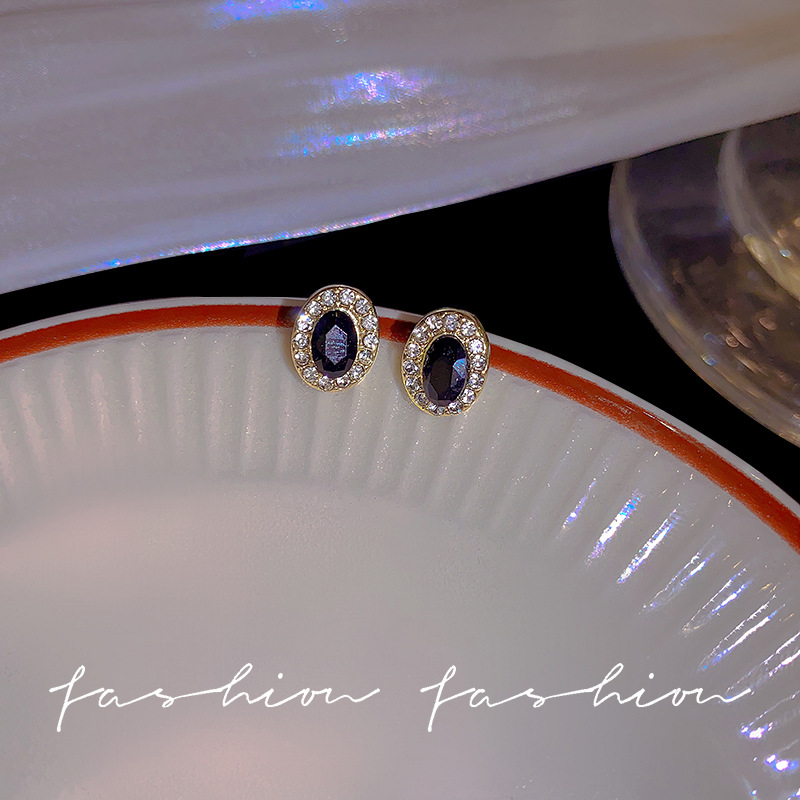 Exquisite and small black zircon oval ear studs for women, Japanese and Korean niche design sense, simple and high-quality earrings wholesale Specification drawing