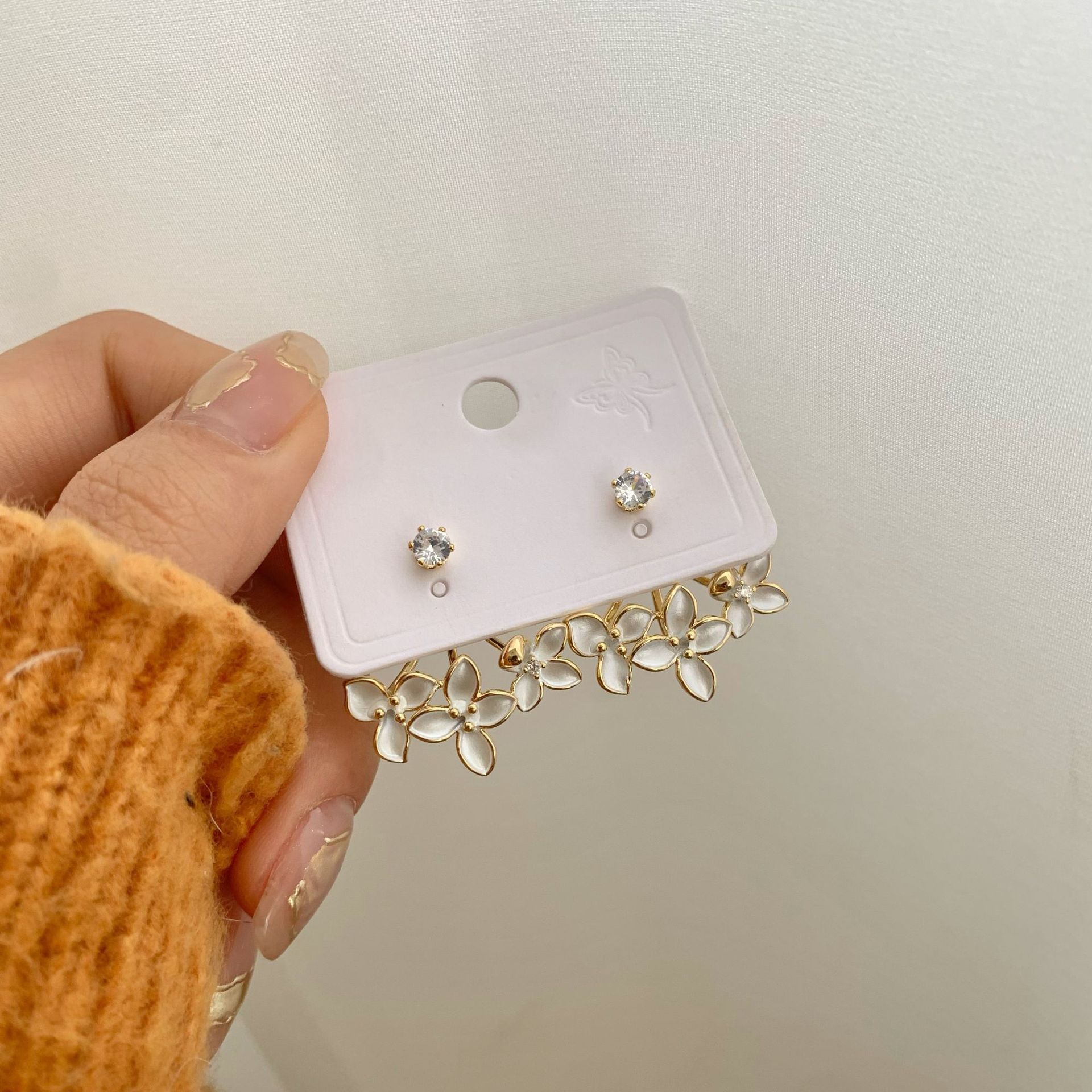 S925 Silver Needle, a niche design with an extremely ethereal oil-dripping flower stud, is a Korean personalized, simple and elegant earring accessory Application Scenario