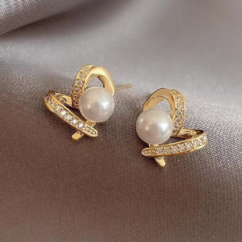 S925 Silver Needle Korean fashionable heart-shaped pearl stud earrings, simple, elegant and grand design sense, exquisite and internet-famous style full figure
