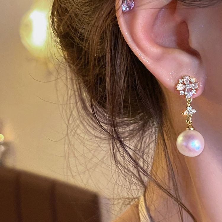 French pearl earrings for women, with a light luxury style and a sense of sophistication, are versatile for commuting. They feature niche designs and unique earrings and earrings Application Scenario