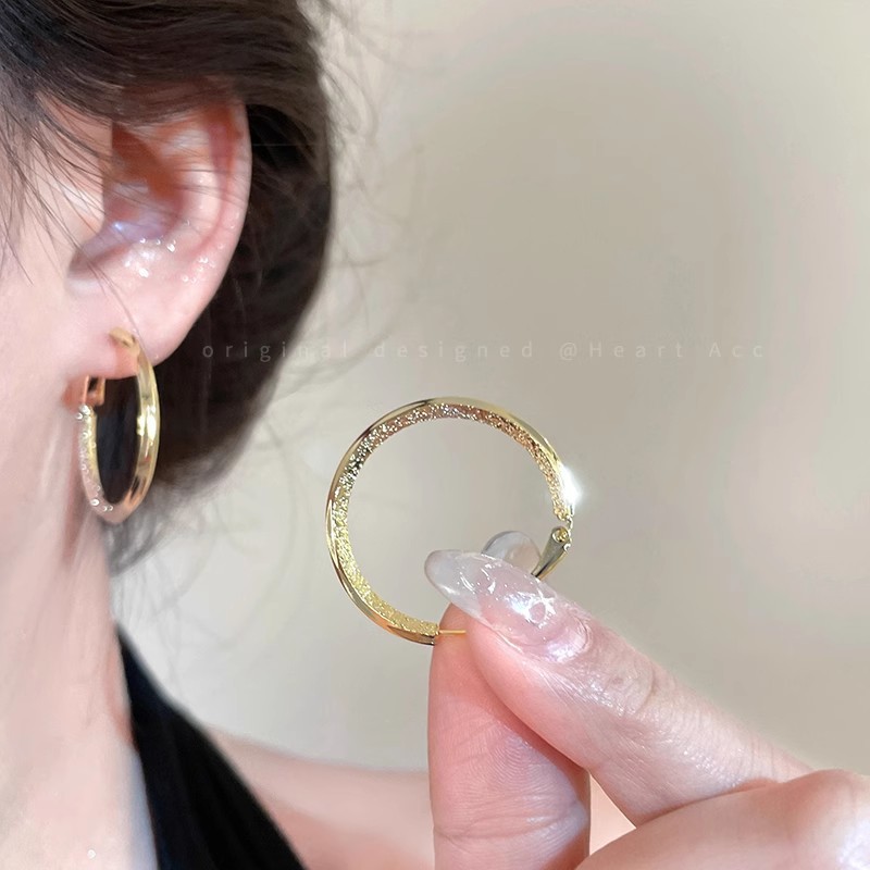 The sparkling plain ring earrings are a niche, light luxury and fashionable fashion for women. The ring ear rings exude a sense of elegance and sophistication, and are versatile details Picture