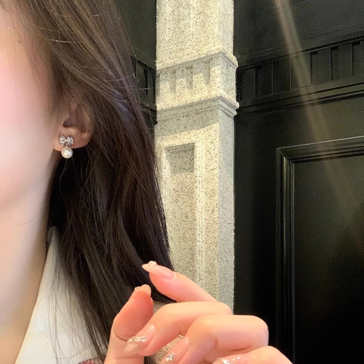 Bow-shaped pearl zircon stud earrings for women, a light luxury, fashionable and high-end look. They are exquisite, simple, versatile and sweet earrings Specification drawing