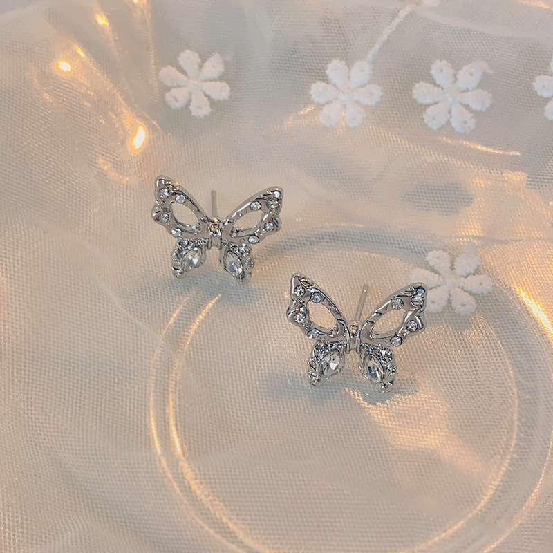 The new S925 silver needle ethereal hollowed-out butterfly stud earrings feature a simple design, a sweet and light luxury look, and are fashionable and elegant earrings Specification drawing