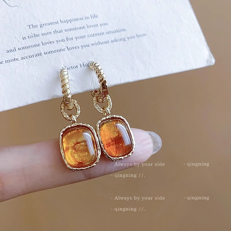 The Maillard dark red circle earrings for women exude a unique autumn and winter atmosphere. The stud earrings are a light luxury, niche and high-end accessory details Picture