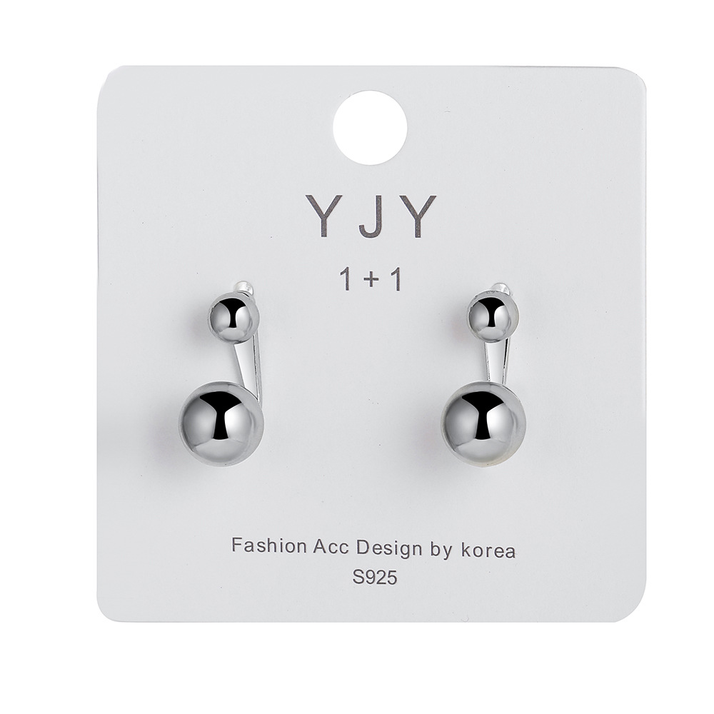 ins blogger's same style of French cold style metal round stud earrings, unique round stud earrings, wholesale of elegant and high-end earrings Application Scenario