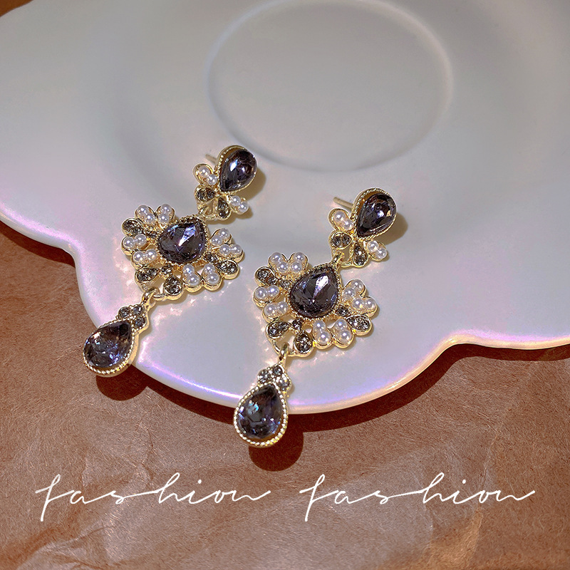 French retro court-style pearl earrings with a sense of high-end women, diamond-encrusted and elegant long stud earrings, fashionable and elegant earrings for socialites Specification drawing