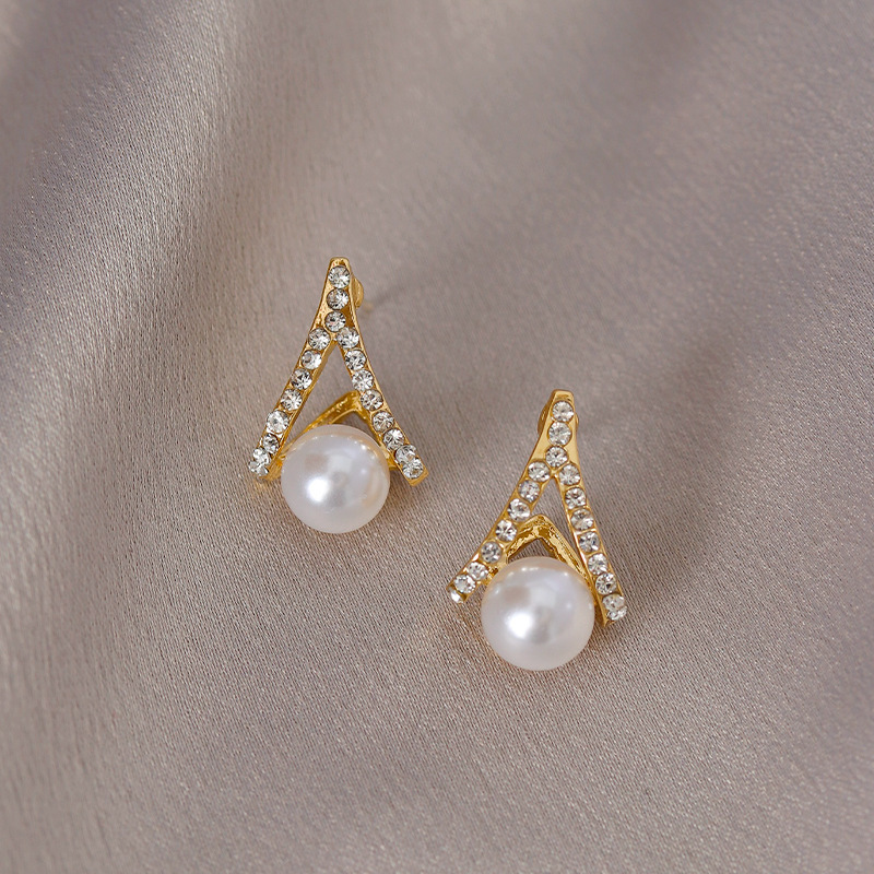 S925 Silver Needle fashionable French retro pearl earrings, unique and niche design, high-end stud earrings, elegant and versatile earrings Application Scenario