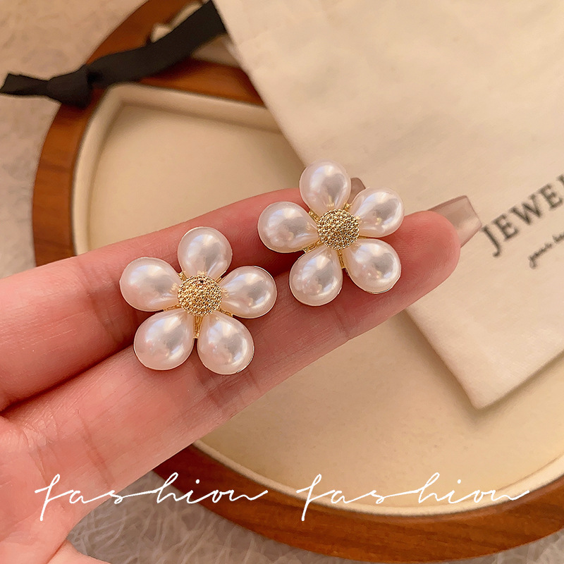 Fashionable flower pearl stud earrings for women, high-end and light luxury earrings, diamond-encrusted French new style, exquisite and elegant earring accessories details Picture