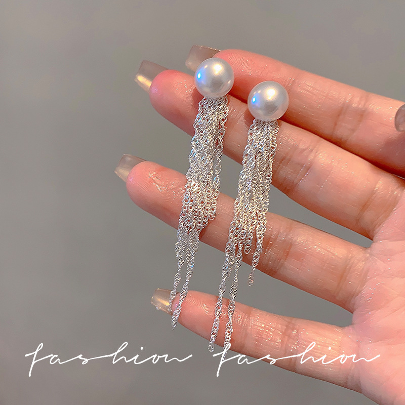 The best-selling pearl tassel earrings on Douyin feature a niche design, a light luxury and individual style. They are long and exude a sense of high-end elegance full figure