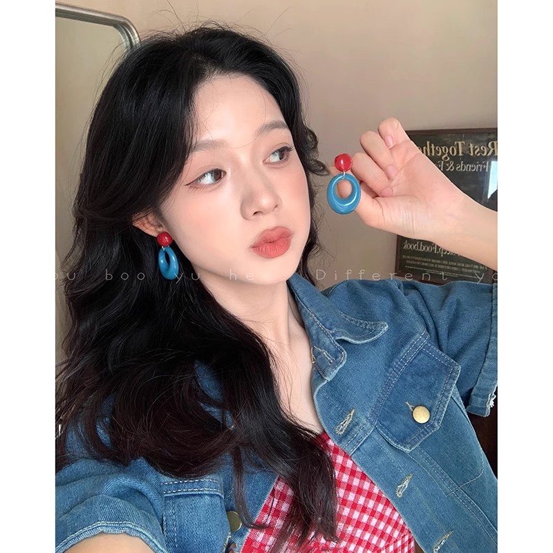 Retro Hong Kong-style atmosphere circle contrasting color earrings, women's vacation style blue stud earrings, niche design sense exaggerated earrings full figure
