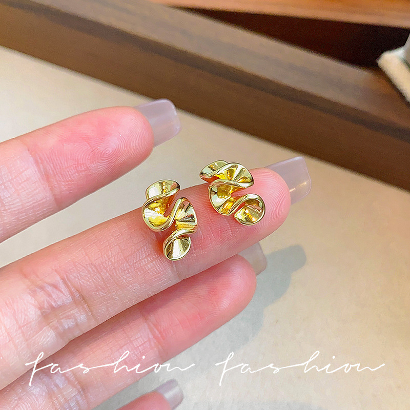 Unique, sweet, cool and cold style, irregular-shaped stud earrings, small, simple, niche and high-end earrings for women, commuter earrings full figure