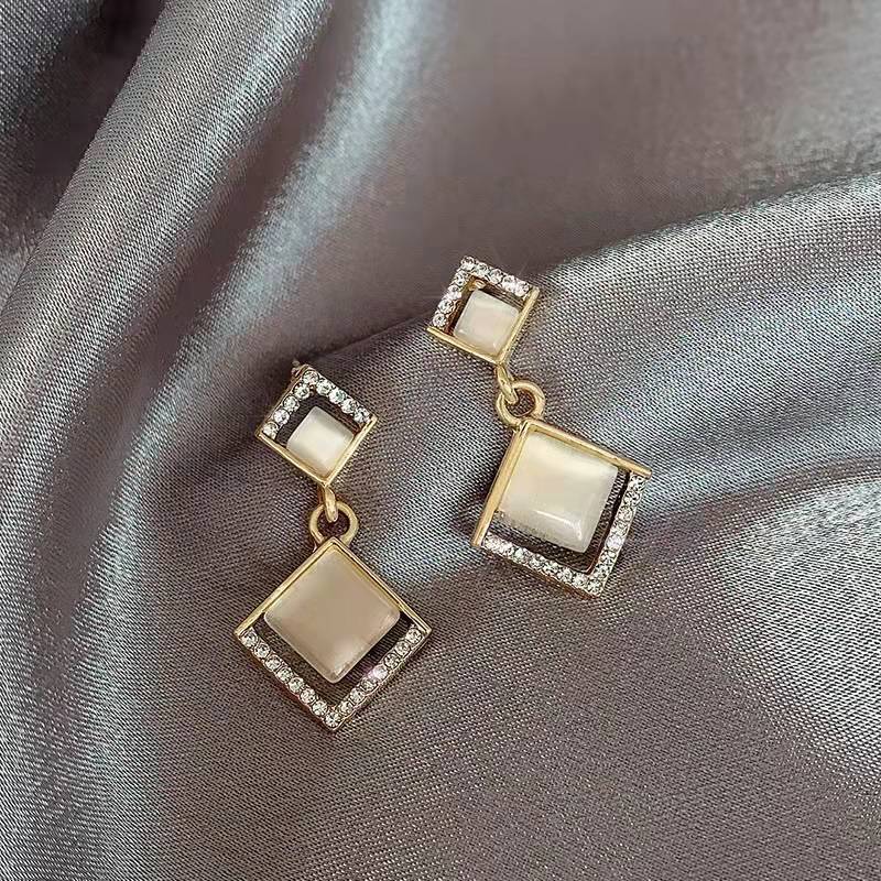 S925 Silver needle square cat's eye earrings for women, simple and versatile stud earrings, unique Korean internet-famous style earrings, fashionable ears Specification drawing