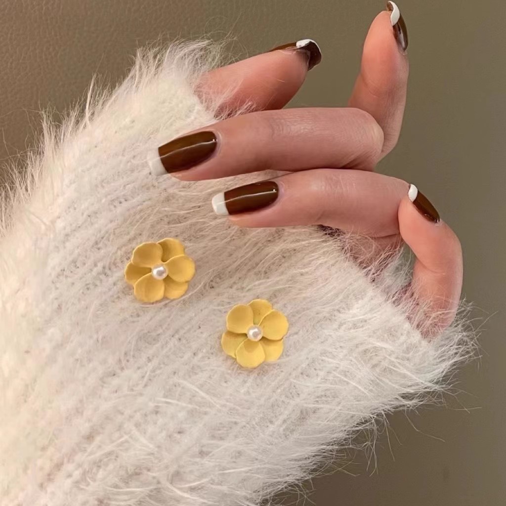 French retro flower pearl stud earrings are fashionable, elegant, versatile, and exude a sense of light luxury and sophistication. They are perfect for beach vacations and are ideal for women details Picture