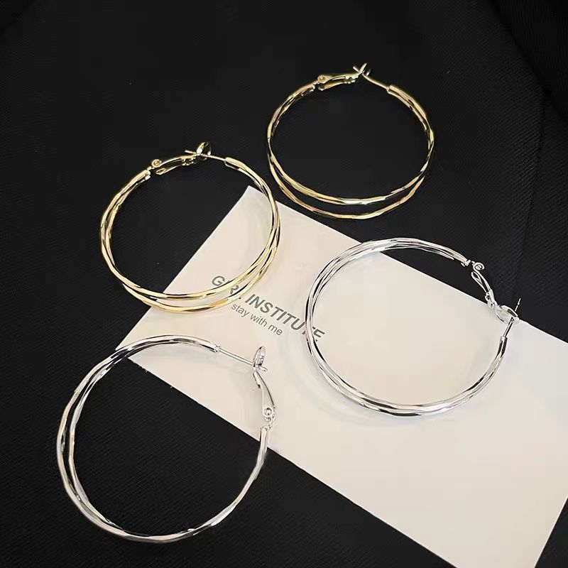 Fashionable exaggerated circle earrings for women, high-end, light luxury and niche ear rings, 2024 best-selling trendy earrings wholesale Application Scenario
