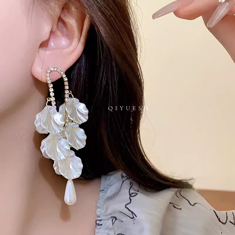 The exaggerated white flower earrings exude a sense of sophistication. The long tassel pearl earrings are elegant and unique. 2024 new style earrings for women Specification drawing