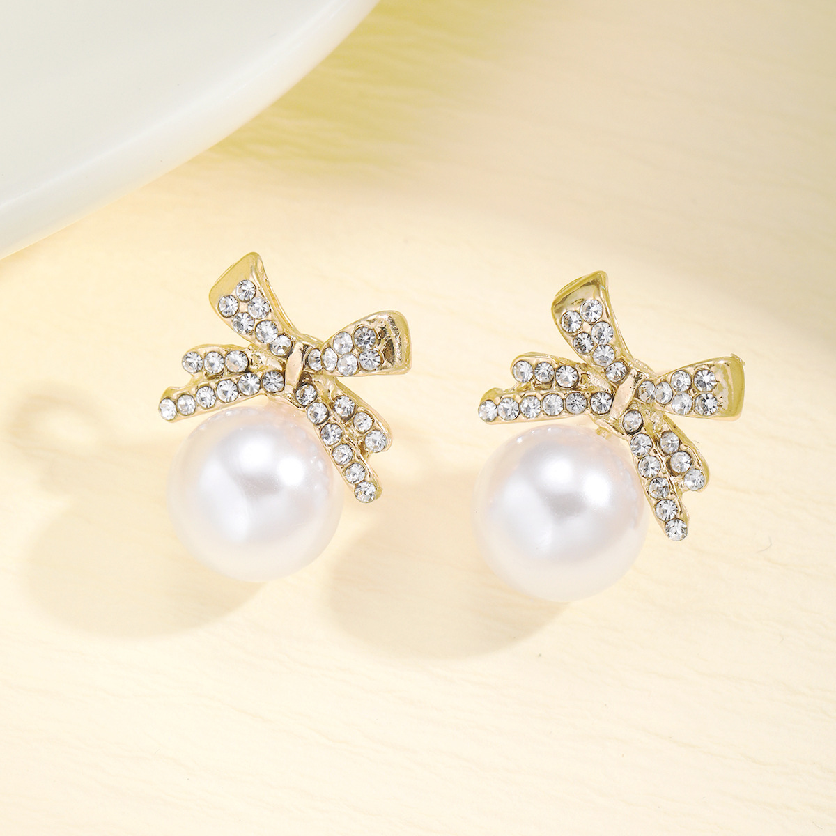 Cross-border best-selling bow, sparkling diamond, retro imitation pearl stud earrings for women, creative and high-end look, elegant and exquisite earrings Specification drawing