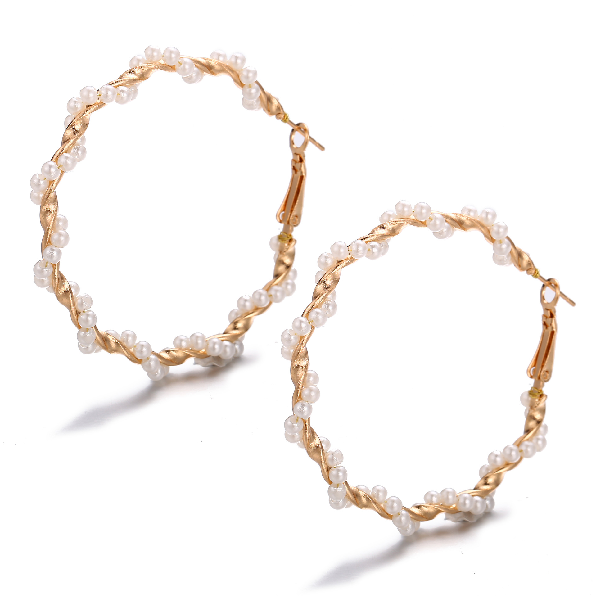 050043 Hanzhishang Cross-border New Style winding pearl-like large circle earrings Creative retro street style earrings Application Scenario