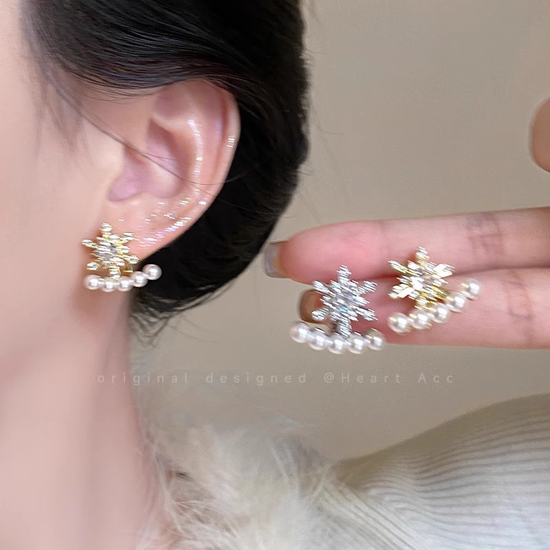 Zirconium snowflake pearl dual-wear earrings for women, a high-end and elegant autumn and winter style. Unique design of Christmas stud earrings for women full figure