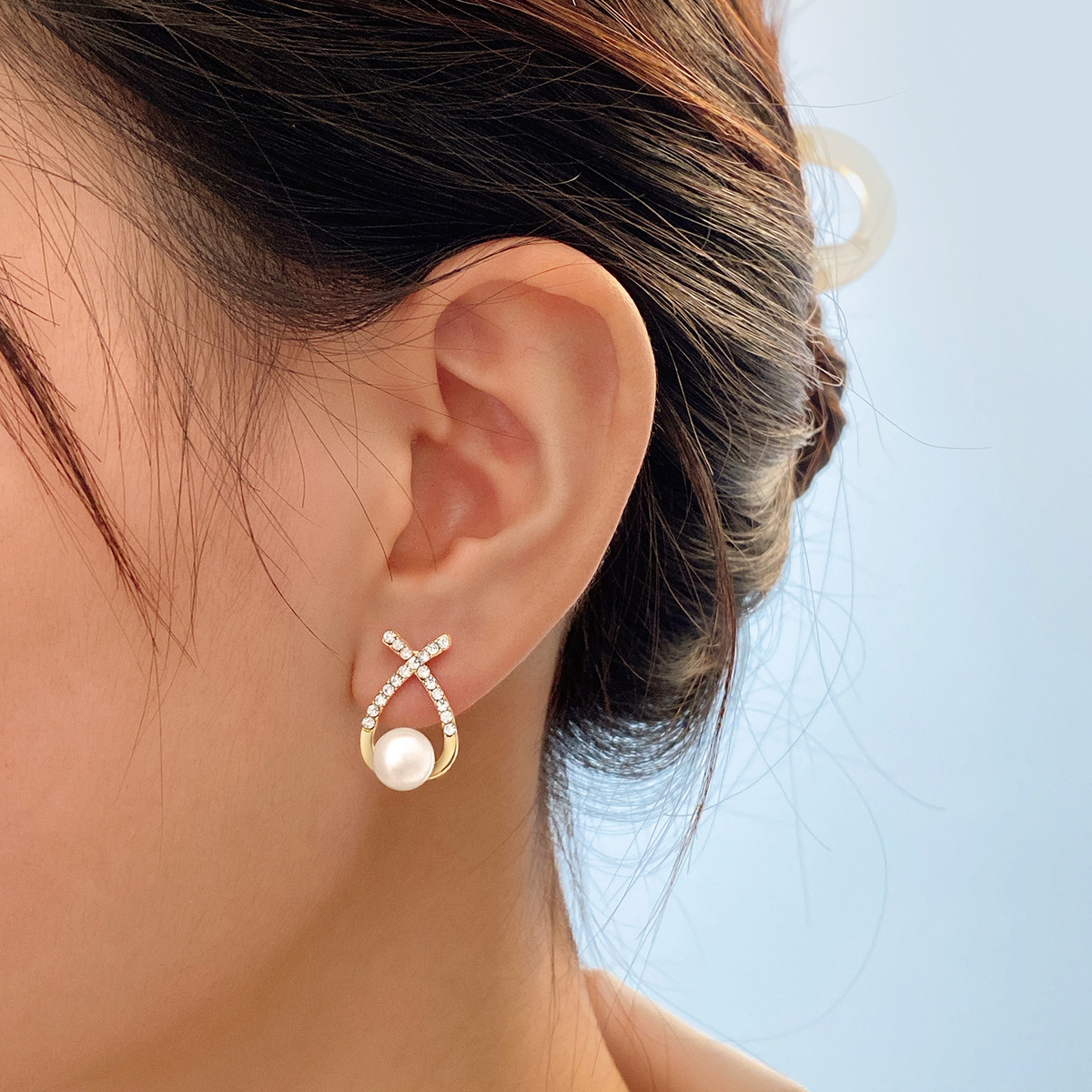 ins earrings: High-end, niche French retro pearl imitation earrings, creative, simple and elegant, with diamond-encrusted cross stud earrings full figure