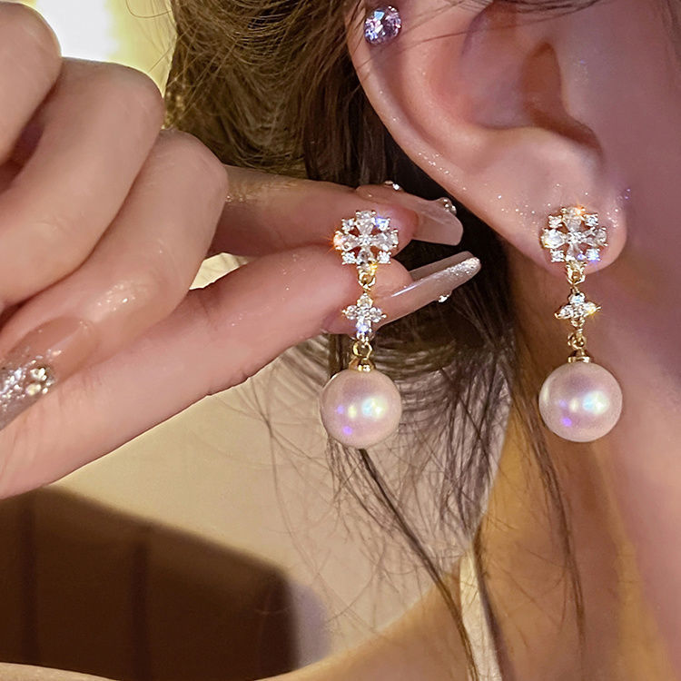 French pearl earrings for women, with a light luxury style and a sense of sophistication, are versatile for commuting. They feature niche designs and unique earrings and earrings full figure