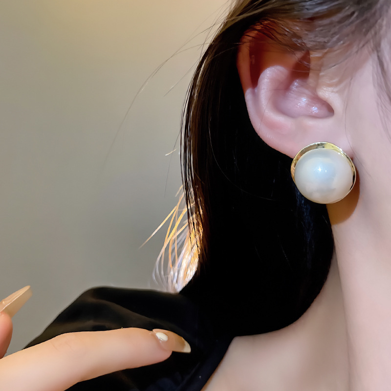 French large pearl stud earrings with a unique design sense and retro style for women, 2023 new trendy and stylish high-end earrings for socialites details Picture