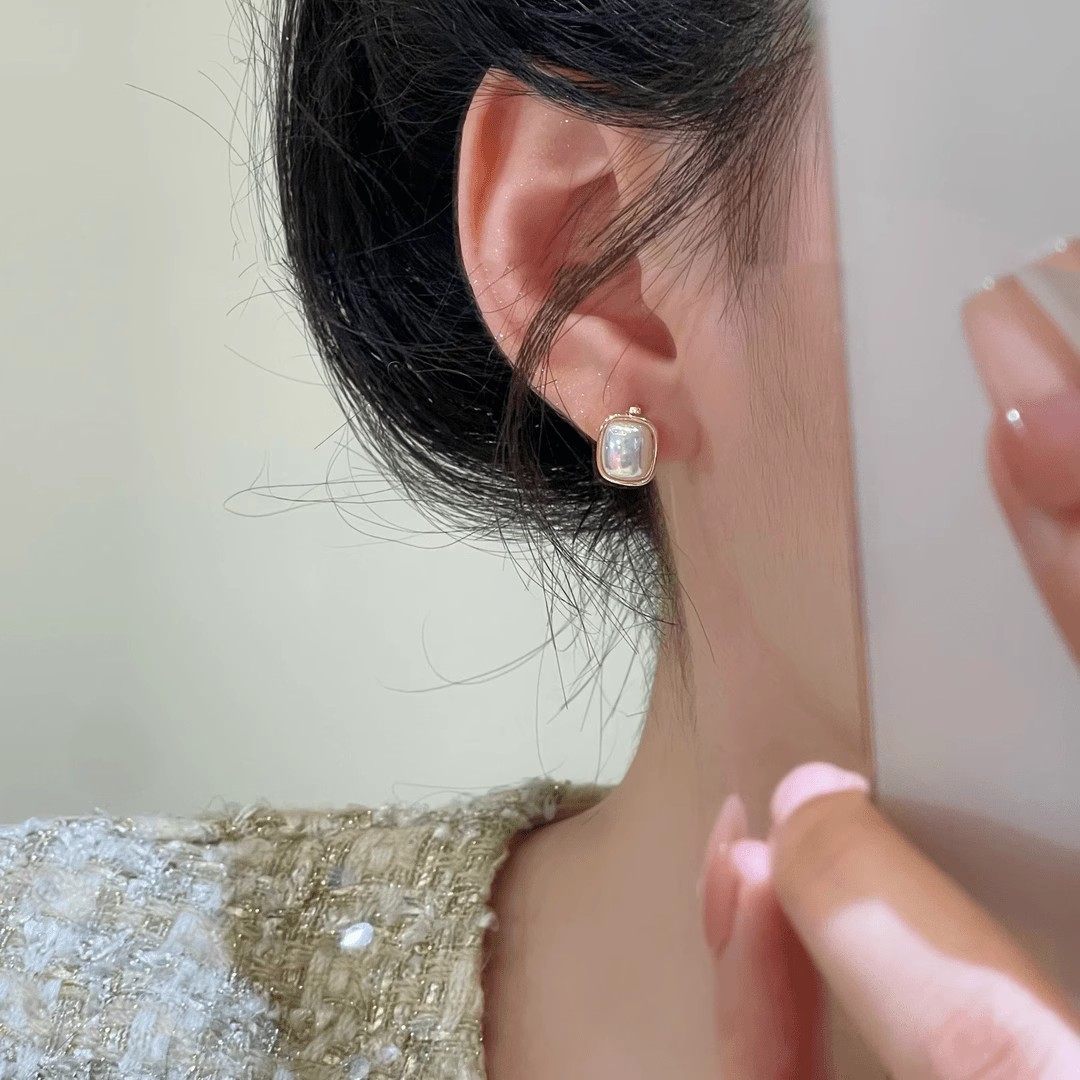 Simple square pearl earrings for women, light luxury, fashionable and versatile, elegant stud earrings, niche design, high-end feel, unique earrings Specification drawing