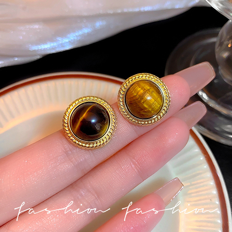 This is a niche and light luxury autumn and winter collection of Maillard Tiger's eye stone ear studs. It features a simple and cold style for women and is the same as the popular earrings and earrings Specification drawing