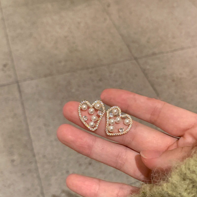 Wholesale of new autumn and winter heart-shaped hollowed-out pearl stud earrings for women, featuring a niche design sense, light luxury, individuality and versatility Specification drawing