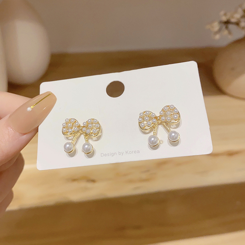 Simple and compact geometric bow pearl stud earrings, French style for women, fashionable and individual, versatile earrings and earrings details Picture