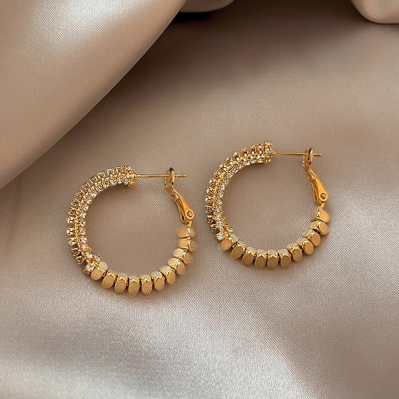Geometric silver earrings, a fashionable, light luxury, niche design for women, with a high-end feel, are unique and exaggerated earrings details Picture