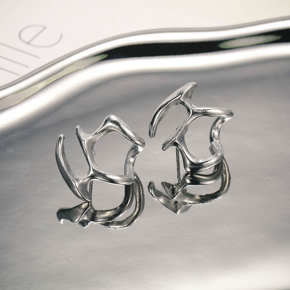 Irregular, high-end, hollowed-out stud earrings with a cold and feminine style, unique and niche metal earrings and earrings designed on Instagram Specification drawing