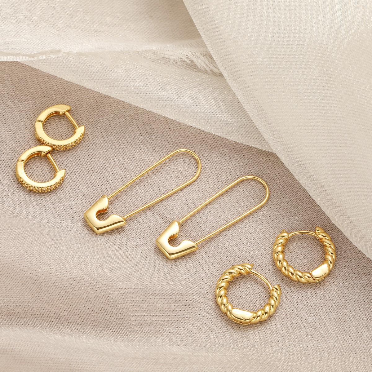 New cross-border twist spiral ear loops, high-end copper ear buckles, European and American pin earrings, simple earrings, 18K gold Application Scenario
