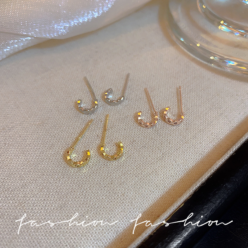 Personalized European and American style light luxury diamond-encrusted stud earrings, niche design sense earrings, internet-famous simple mini set of earrings for women Specification drawing