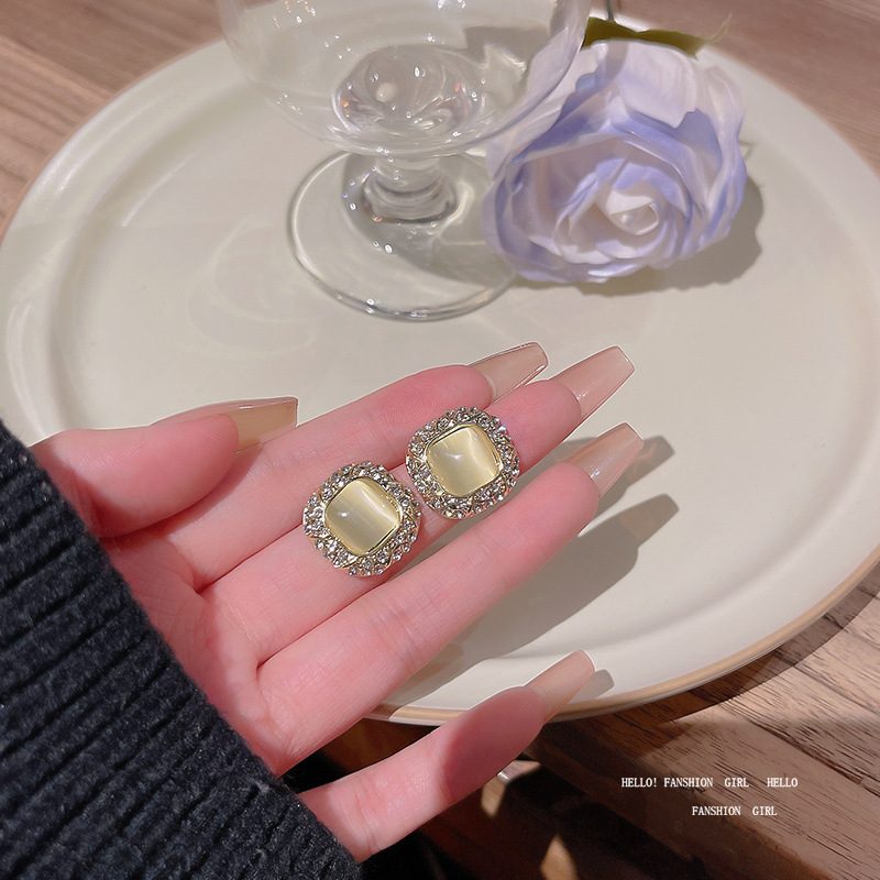Retro and simple square diamond-encrusted earrings for women, versatile and trendy small stud earrings S925 silver needle Korean version earrings full figure