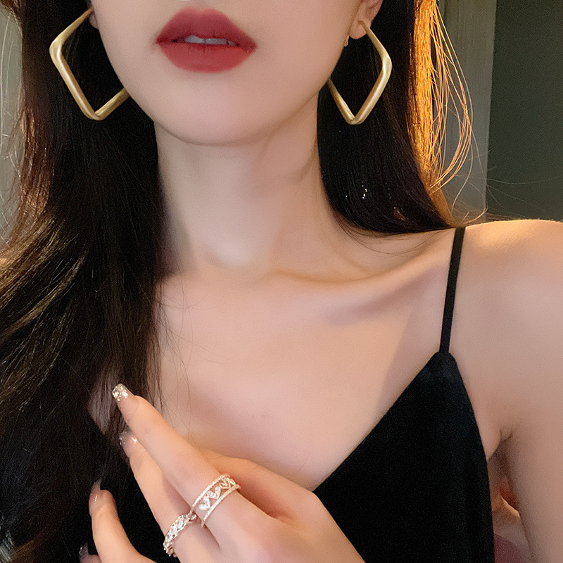 European and American exaggerated and grand earrings, a cold and elegant female style, matte and high-end, diamond-shaped ear rings, retro and light luxury style earrings full figure
